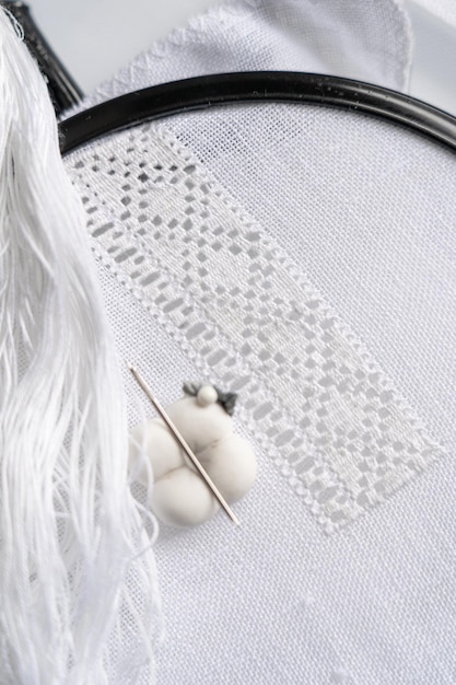 Kadr z haftu ręcznego na lnianej tkaninie